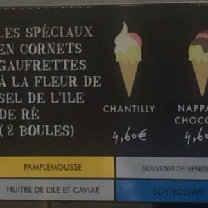Schwarzes Schild mit Eis und französischen Beschreibungen von Eissorten