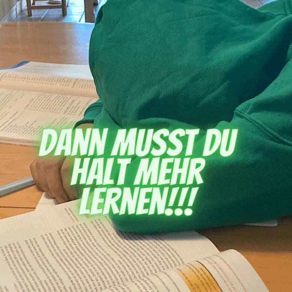 Jugendlicher liegt auf Schulbüchern, trägt grünen Hoodie mit Kapuze
