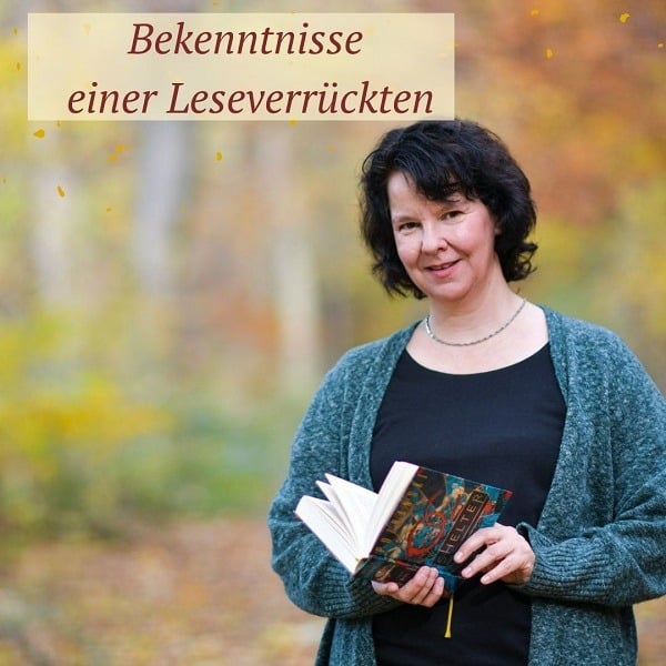 Ilka Kind im Wald mit einem Buch