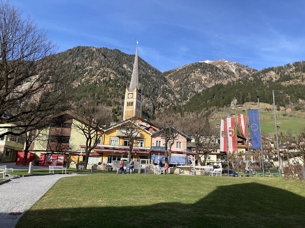 12 von 12 Dorf mit Kirche vor Alpen
