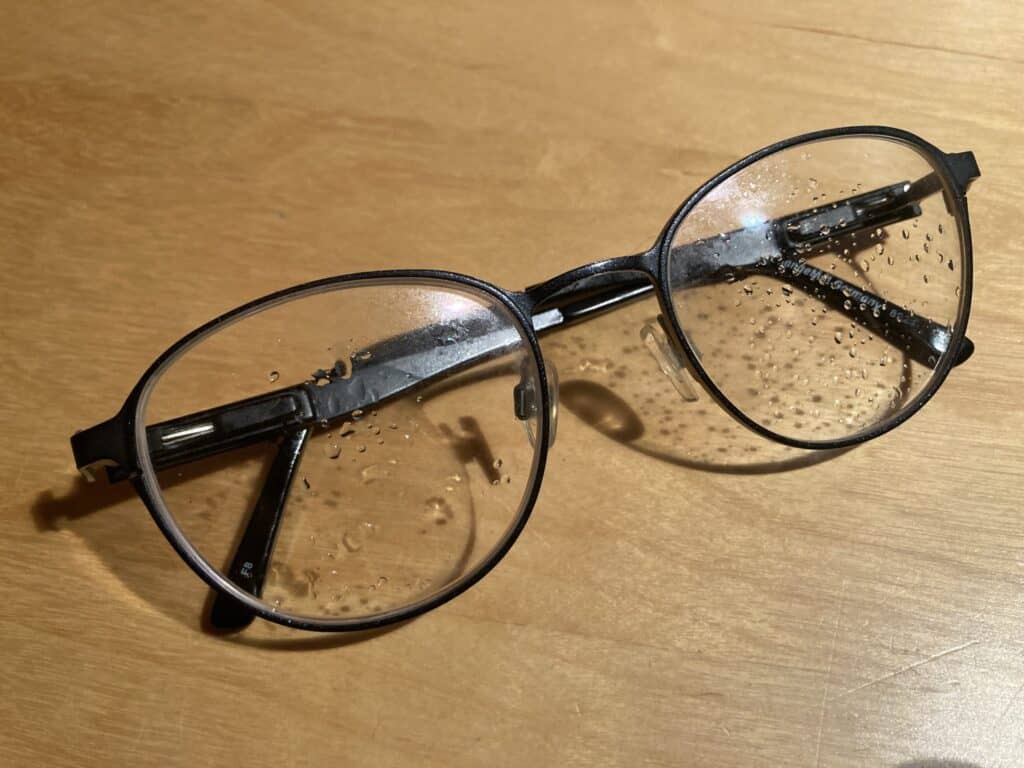12 von 12 September 2023 - Schwarze Brille mit Regentropfen
