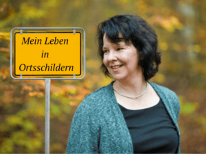 Blogparade - Ilka Kind vor Ortseingangsschild