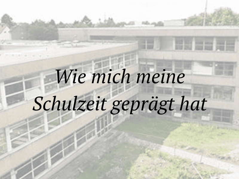 altes Gebäude des Haaner Gymnasiums mit dem Schriftzug "Wie mich meine Schulzeit geprägt hat"